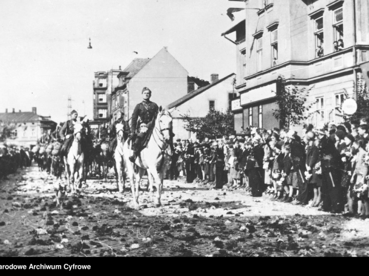 Zajęcie Zaolzia – wkroczenie wojsk polskich do Jabłonkowa. Przemarsz oddziałów wojskowych przez ulice miasta. 10.1938. Fot. NAC