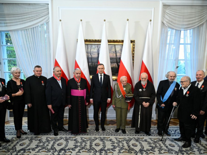 Prezydent RP Andrzej Duda (6L) oraz odznaczeni: Jerzy Kalina (4P), Zenon Wechmann (6P), o. Gabriel Bartoszewski (5P), Rafał Brzoska (P) i bp Jan Kopiec (5L). Warszawa, 11.11.2023. Fot. PAP/R. Pietruszka