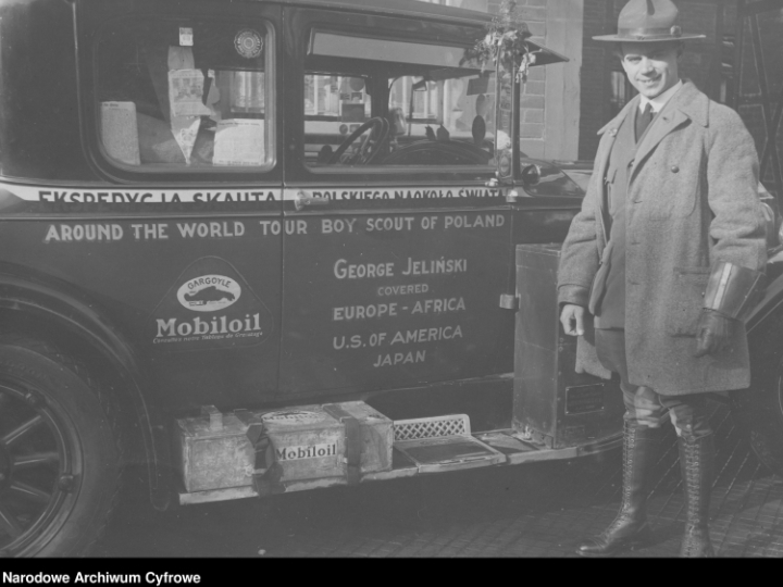 1929 r. Harcerz Jerzy Jeliński przed swoim samochodem Buick. Źródło: NAC