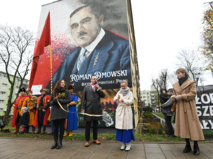 Prezes Fundacji „Obowiązek Polski", pomysłodawca muralu Dariusz Wasilewski (C) podczas uroczystości odsłonięcia malunku z wizerunkiem współzałożyciela Narodowej Demokracji Romana Dmowskiego na jednym z bloków przy Alei Solidarności w Białymstoku. Fot. PAP/M. Zieliński