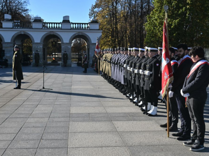 Obchody 98. rocznicy powstania Grobu Nieznanego Żołnierza na placu Piłsudskiego w Warszawie. Fot. PAP/R. Pietruszka