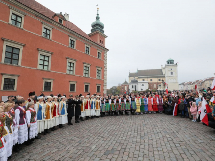 Mieszkańcy stolicy wspólnie z zespołem „Warszawianka” odśpiewali hymn narodowy na pl. Zamkowym. Warszawa, 11.11.2023. Fot. PAP/P. Supernak