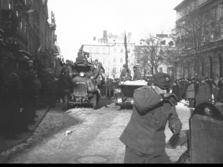 Walki polsko-ukraińskie - obrona Lwowa: żołnierze i mieszkańcy Lwowa na rynku. Widoczne samochody. 11.1918. Fot. NAC