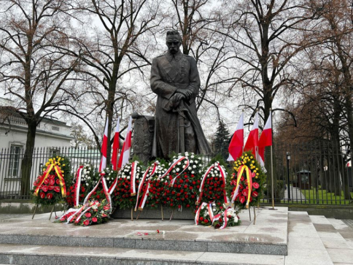 Obchody Narodowego Święta Niepodległości. Wieńce przed pomnikiem marszałka Józefa Piłsudskiego przy Belwederze w Warszawie. Warszawa, 11.11.2022. Fot. PAP/M. Marek