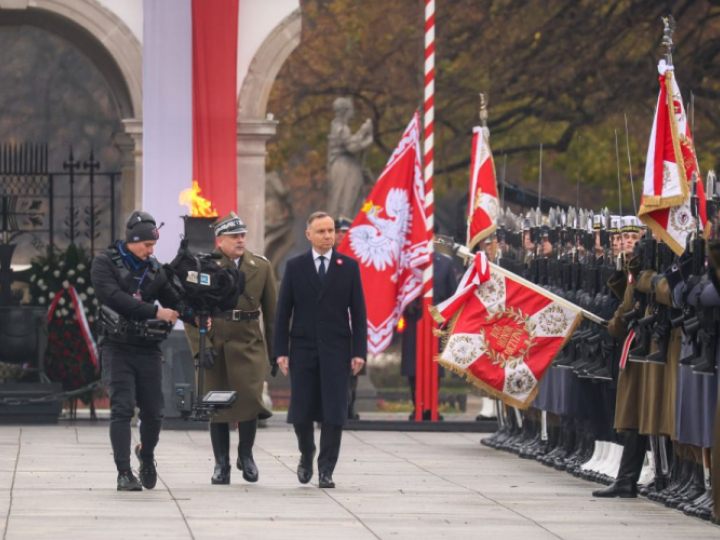 Prezydent RP Andrzej Duda (P) na uroczystej odprawie wart przed Grobem Nieznanego Żołnierza. Warszawa, 11.11.2023. Fot. PAP/L. Szymański