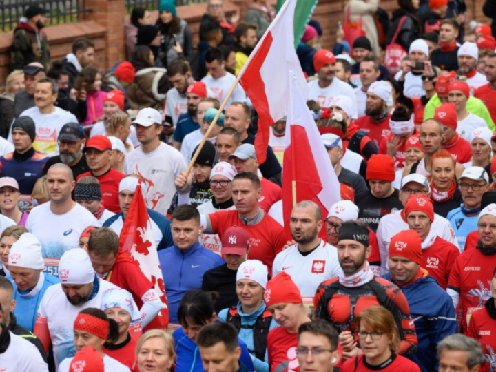 Uczestnicy na starcie biegu RunPoland, który upamiętnia odzyskanie przez Polskę niepodległości w 1918 roku. Poznań, 11.11.2022. Fot. PAP/J. Kaczmarczyk