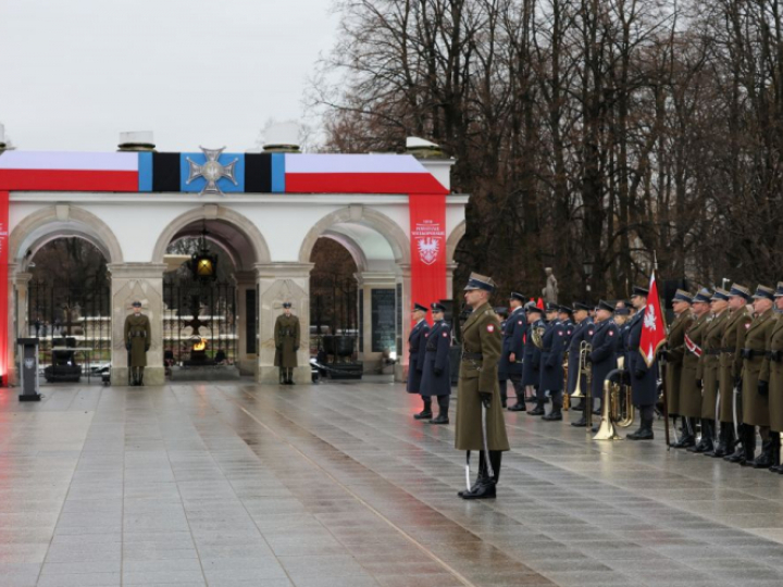 Obchody 105. rocznicy wybuchu Powstania Wielkopolskiego przy Grobie Nieznanego Żołnierza na placu marszałka Józefa Piłsudskiego. Warszawa, 28.12.2023. Fot. PAP/P. Supernak