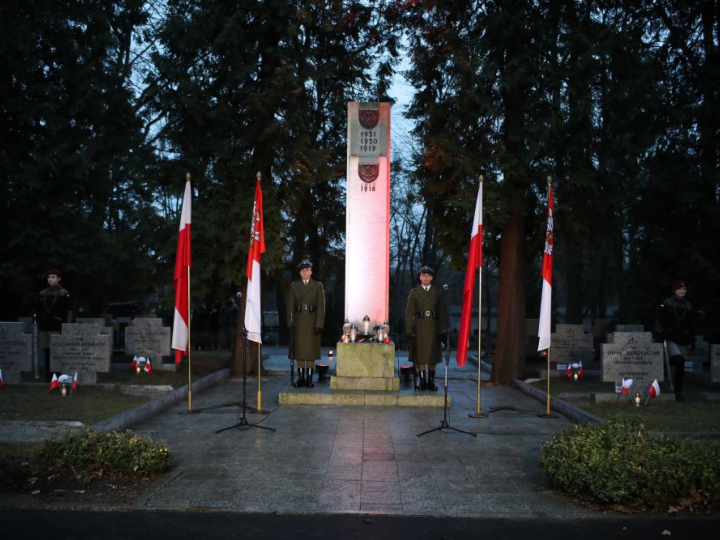 Uroczystość złożenia kwiatów przy Pomniku Powstańców Śląskich i Wielkopolskich na Cmentarzu Wojskowym na Powązkach w Warszawie, 28 grudnia 2023 r. Fot. PAP/A. Zawada
