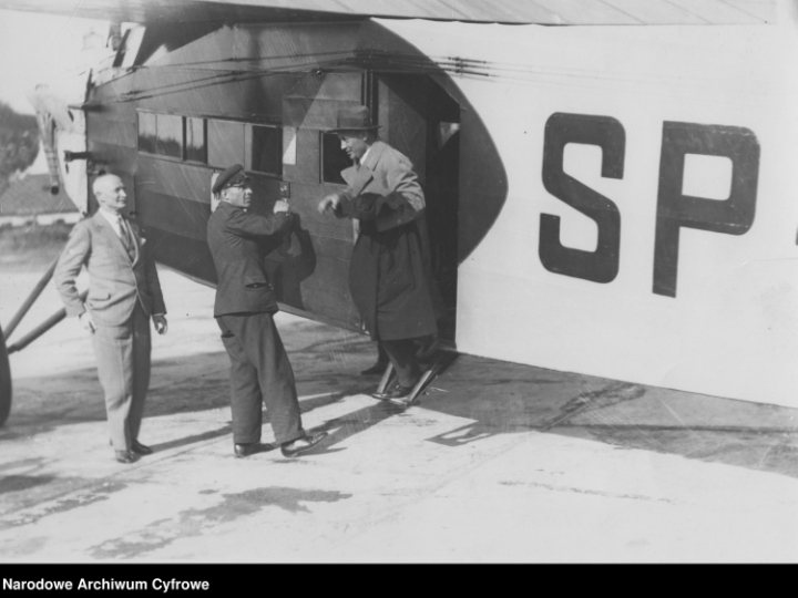 Premier Janusz Jędrzejewicz wysiada z samolotu Fokker F.VII/1m na Lotnisku Mokotowskim po powrocie z wizyty państwowej w Rumunii w lipcu 1933 r. Fot. Narodowe Archiwum Cyfrowe.