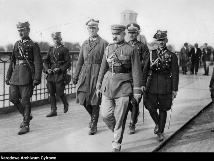 Marszałek Józef Piłsudski (3. z lewej) w otoczeniu oficerów na moście Poniatowskiego udaje się na spotkanie z prezydentem Stanisławem Wojciechowskim. Widoczni od lewej: podpułkownik Kazimierz Stamirowski, porucznik Marian Żebrowski, generał Gustaw Dreszer-Orlicz, major Włodzimierz Jaroszewicz oraz porucznik Michał Galiński. 12.05.1926. Fot. NAC