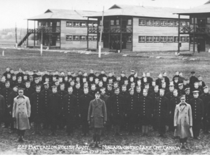 Obóz dla ochotników do Armii Polskiej we Francji Tadeusz Kosciuszko Camp w Niagara (Kanada) - żołnierze na tle baraków mieszkalnych. Fot. Narodowe Archiwum Cyfrowe.