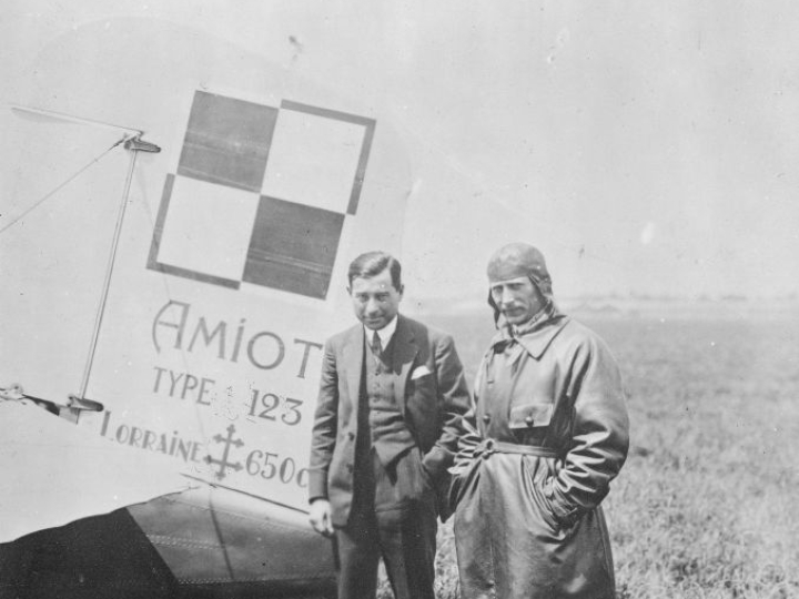 Majorowie Kazimierz Kubala i Ludwik Idzikowski przy samolocie Amiot 123. 07.1929. Fot. NAC