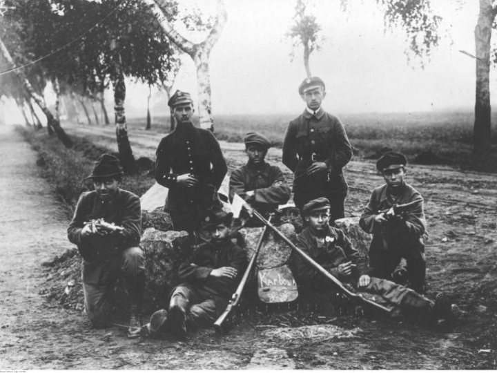 Grupa powstańców śląskich. Fot. Narodowe Archiwum Cyfrowe.