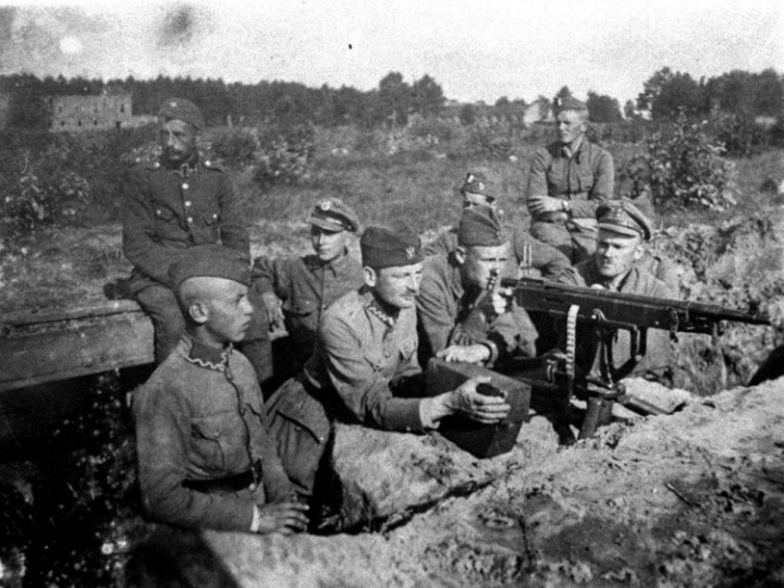 Żołnierze przy stanowisku polskich karabinów maszynowych w rejonie Radzymina. 1920 r. Fot. PAP/Archiwum