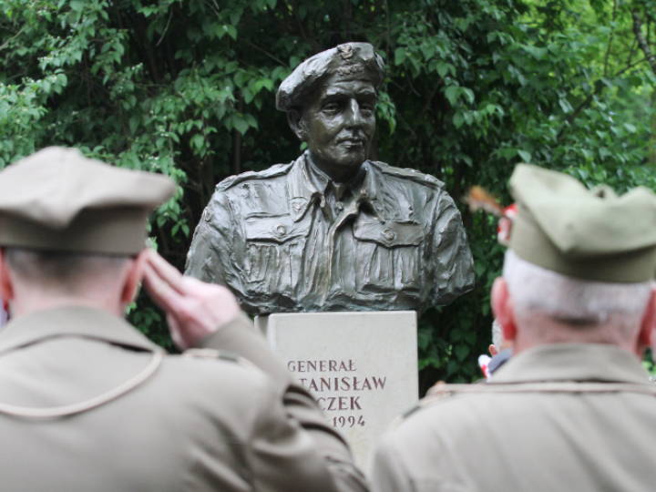 Gen. Stanisław Maczek (popiersie w Krakowie), fot. PAP/J. Bednarczyk