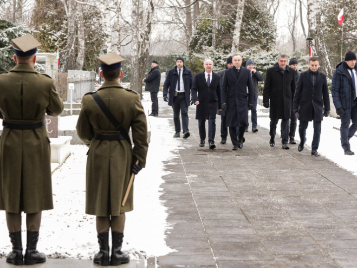 Prezydent Andrzej Duda na Powązkach Wojskowych w trakcie uroczystości z okazji Narodowego Dnia Pamięci Żołnierzy Armii Krajowej, fot. PAP/Tomasz Gzell