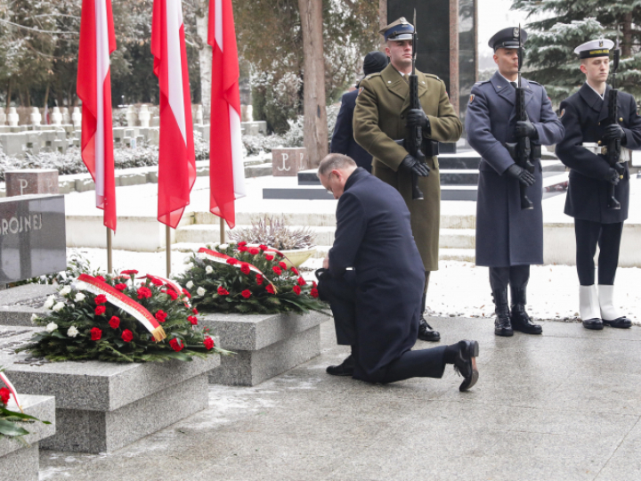 Prezydent Andrzej Duda na Powązkach Wojskowych w trakcie uroczystości z okazji Narodowego Dnia Pamięci Żołnierzy Armii Krajowej, fot. PAP/Tomasz Gzell
