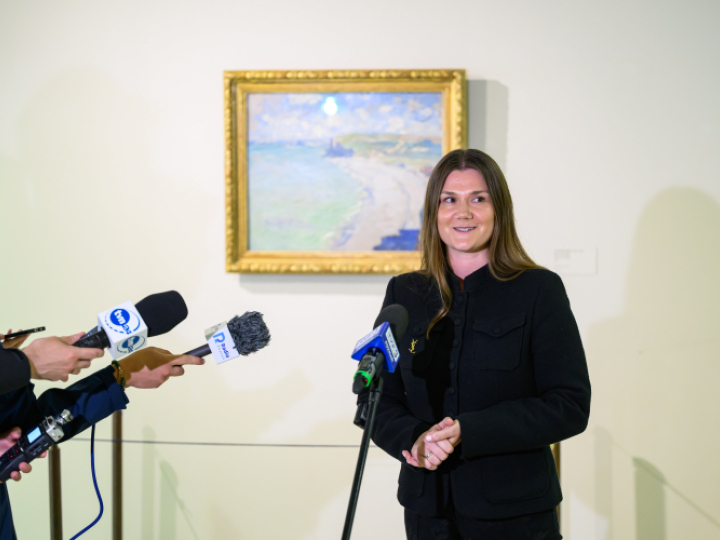Kuratorka Galerii Sztuki Europejskiej MNP Martyna Łukasiewicz-Espinosa podczas prezentacji obrazu Claude'a Moneta "Plaża w Pourville" po konserwacji dzieła. Fot. PAP/Jakub Kaczmarczyk